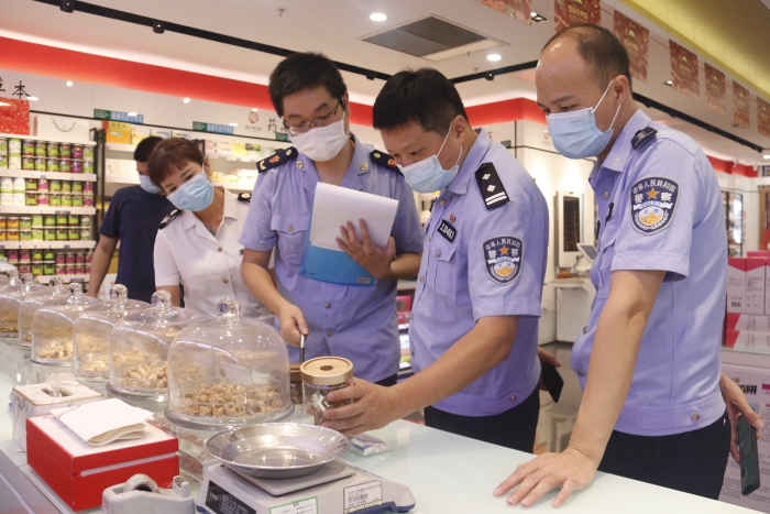 圖為檢查組在一家藥店檢查藥品進(jìn)貨渠道、儲存、陳列和銷售等重點(diǎn)環(huán)節(jié)。