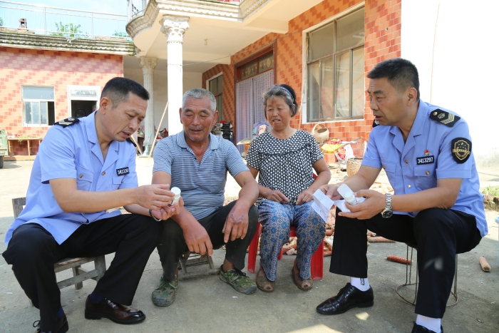 圖為該局會龍市場監(jiān)管所監(jiān)管人員向群眾宣傳安全用藥常識。