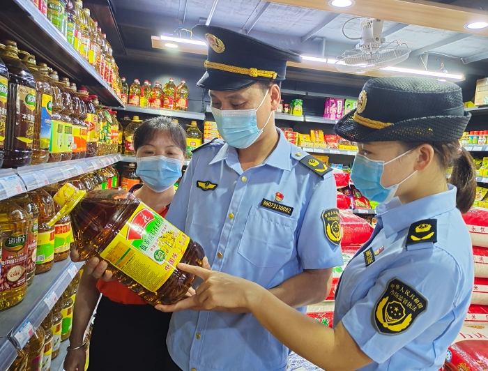 圖為該局執(zhí)法人員在一家超市檢查食用油。