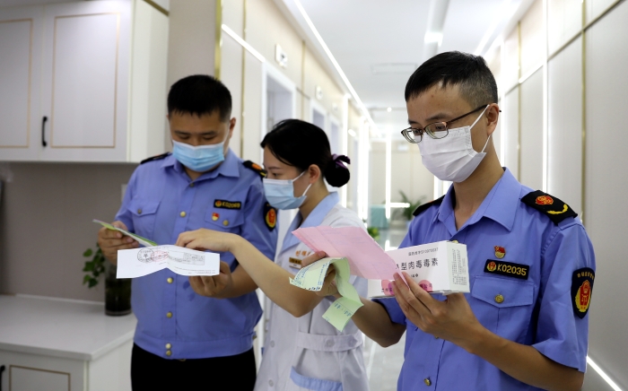 圖為該局執(zhí)法人員對一家醫(yī)療美容機構的醫(yī)療器械進行監(jiān)督檢查。