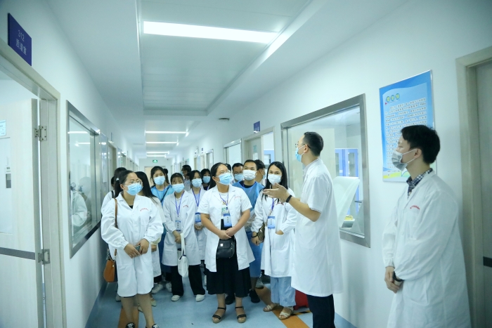 圖為市民代表參觀實(shí)驗(yàn)室場所。