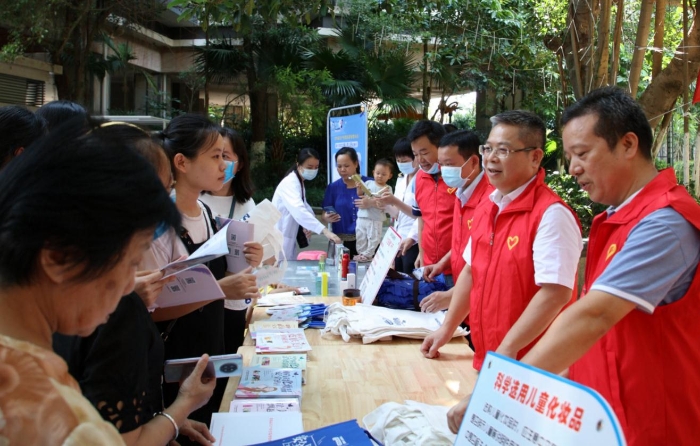 圖為廣西藥監(jiān)局黨組書(shū)記、局長(zhǎng)黃?。ㄓ叶ьI(lǐng)監(jiān)管人員在為社區(qū)群眾宣講安全用藥知識(shí)。（程奇 攝）