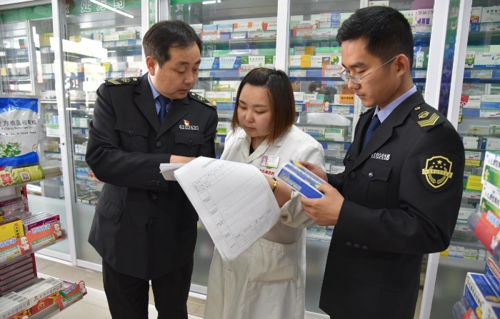 圖為該局執(zhí)法人員正在一家藥品零售企業(yè)檢查質(zhì)量管理體系文件是否執(zhí)行到位。