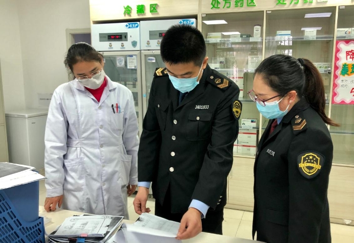 圖為該局監(jiān)管人員檢查一家藥品零售藥企業(yè)的產(chǎn)品進出庫情況。 