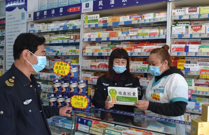 圖為該局工作人員在一家藥品連鎖企業(yè)門店進行檢查。