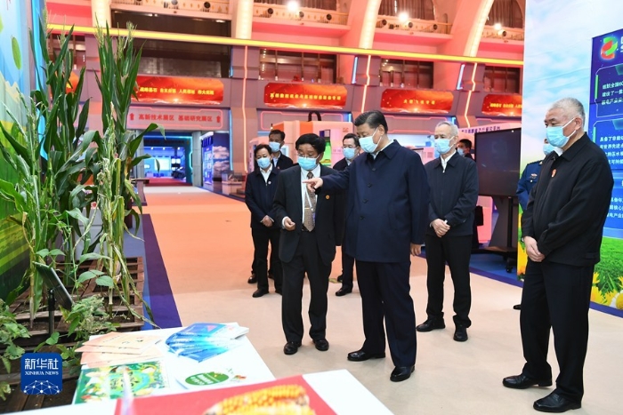 10月26日，中共中央總書記、國家主席、中央軍委主席習(xí)近平在北京展覽館參觀國家“十三五”科技創(chuàng)新成就展。 新華社記者 謝環(huán)馳 攝