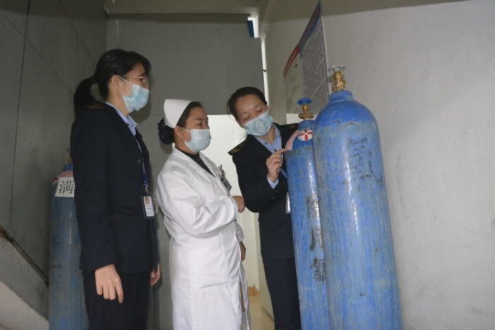 圖為執(zhí)法人員在某醫(yī)療單位檢查醫(yī)用氧。