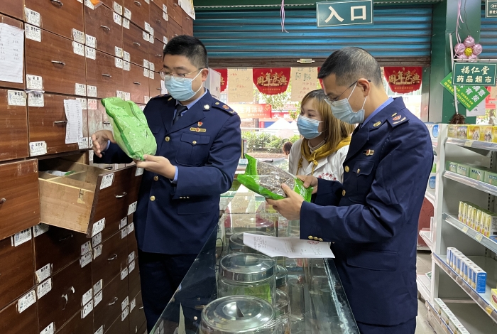 圖為執(zhí)法人員在藥店檢查。