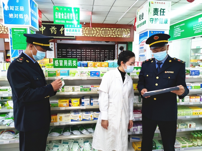 圖為執(zhí)法人員在一家藥店檢查。