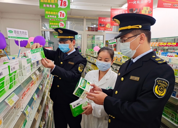 圖為10月5日執(zhí)法人員在一家藥店檢查。