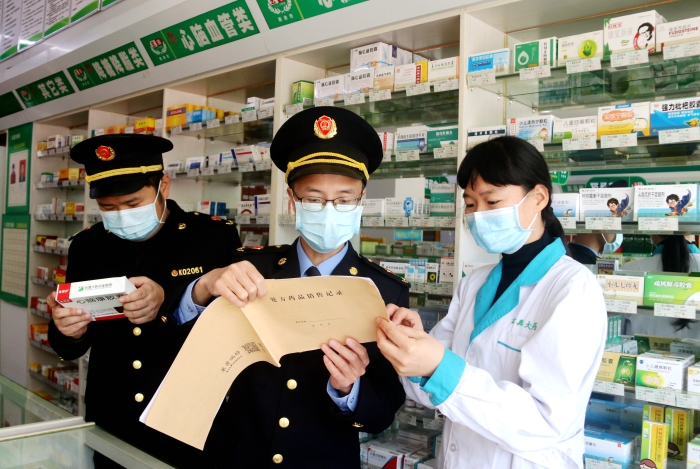 圖為11月9日執(zhí)法人員在一家藥店檢查。