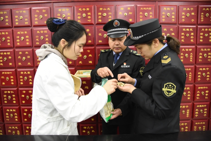 圖為執(zhí)法人員正在一家企業(yè)檢查中藥飲片質(zhì)量。