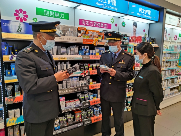 圖為執(zhí)法人員在一家化妝品專賣店檢查。