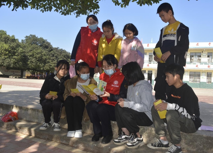 圖為該局志愿者們在燕塘鎮(zhèn)鎮(zhèn)聚義完小對學生講解常見家庭用藥知識。
