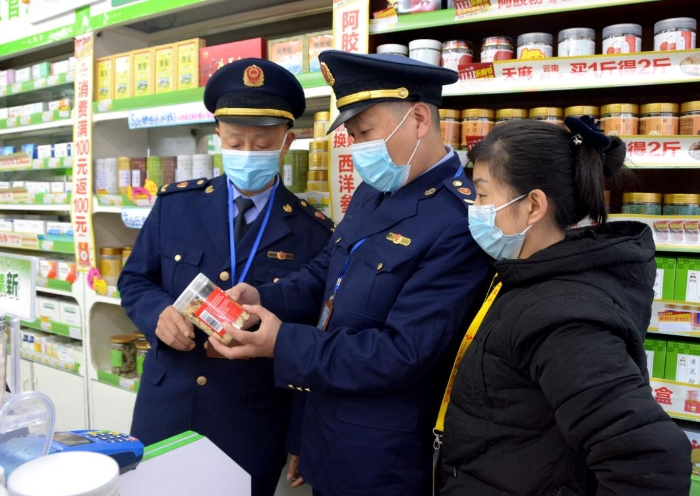 圖為該局江北街道市場監(jiān)管所執(zhí)法人員在一家藥店核查。