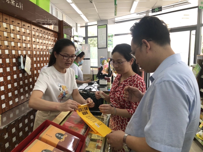 圖為執(zhí)法人員在藥品零售企業(yè)開展網(wǎng)絡(luò)系銷售藥品檢查。（陳丞 攝）