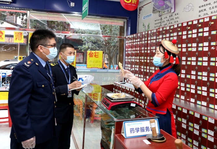 圖為監(jiān)管人員深入環(huán)江毛南族自治縣檢查道地藥材質(zhì)量安全。