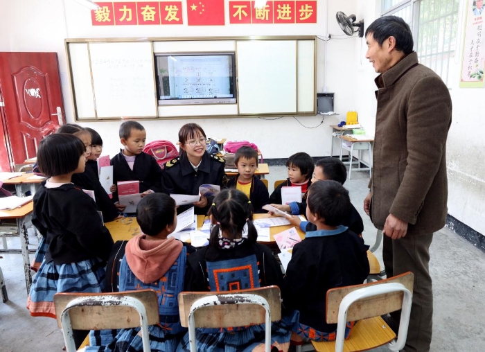 圖為，12月22日，南丹縣市場(chǎng)局組織監(jiān)管人員給八圩瑤族鄉(xiāng)塘浪小學(xué)的師生們傳授藥品安全知識(shí)。