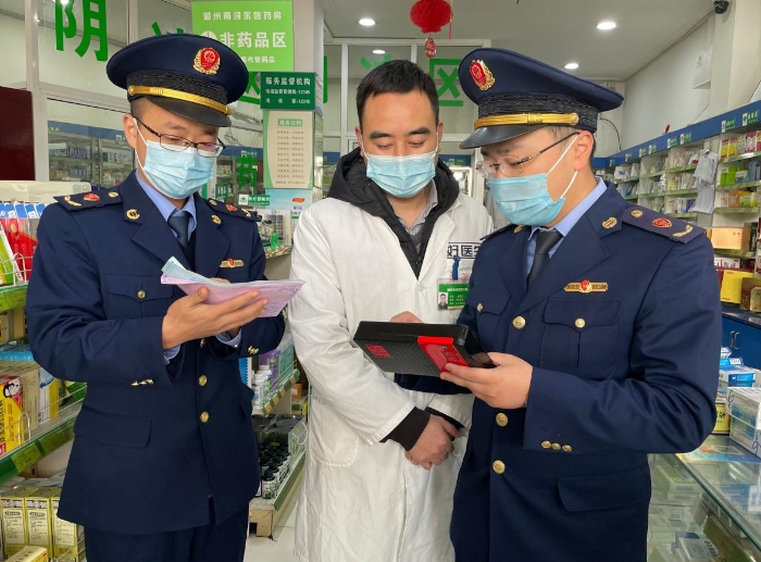圖為該局執(zhí)法人員正在一家藥店經(jīng)銷的冬季滋補(bǔ)類藥品的進(jìn)出臺帳信息進(jìn)行認(rèn)真核查。