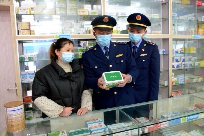 圖為該局石沱鎮(zhèn)市場監(jiān)管所執(zhí)法人員在一家藥店檢查。