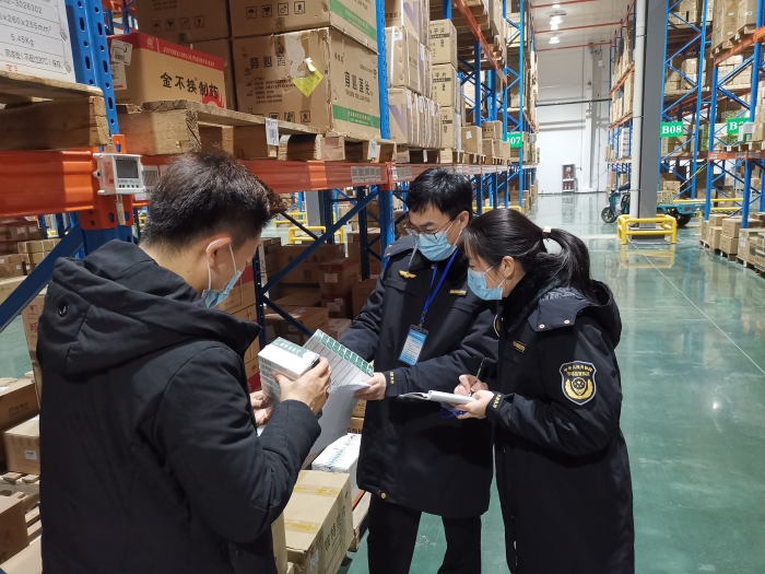 圖為檢查現(xiàn)場。（顏彩虹 攝）