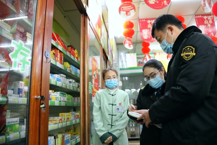 圖為1月19日?qǐng)?zhí)法人員在一家藥店檢查。（何正君 攝）