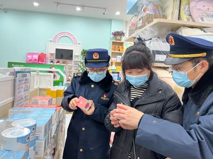圖為執(zhí)法人員在一家母嬰用品專賣店檢查。