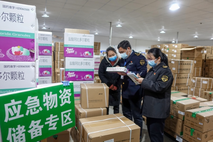 圖為廣西壯族自治區(qū)藥監(jiān)局百色檢查分局實(shí)地檢查防疫藥品質(zhì)量安全。（黃丹 攝）