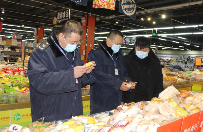 圖為執(zhí)法人員在一商場檢查食品安全。