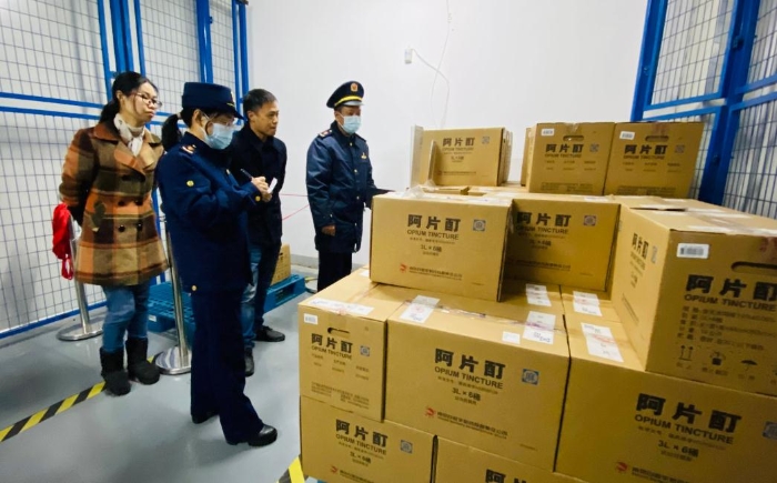 圖為執(zhí)法人員對藥品生產企業(yè)生產過程中使用的麻醉藥品使用記錄進行檢查。
