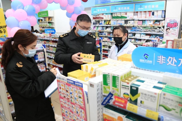 圖為監(jiān)管人員對一家藥店非處方藥進(jìn)行檢查。