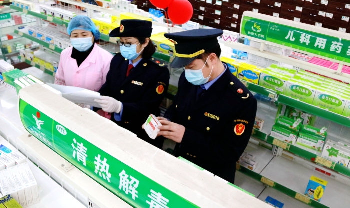 圖為該局執(zhí)法人員在一家藥店檢查。