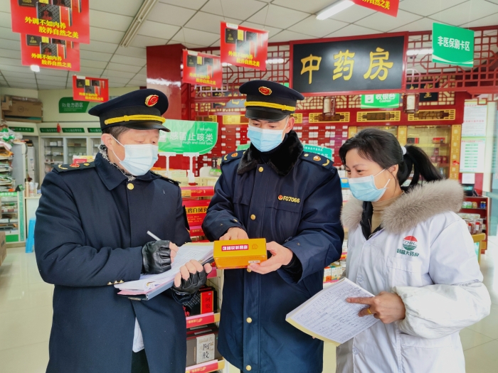圖為執(zhí)法人員人員在一家藥店檢查。