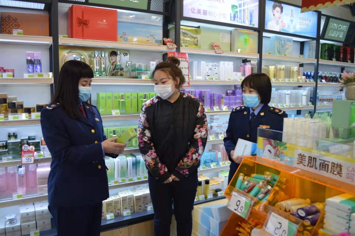圖為該局執(zhí)法人員在一家化妝品專營店進行檢查。