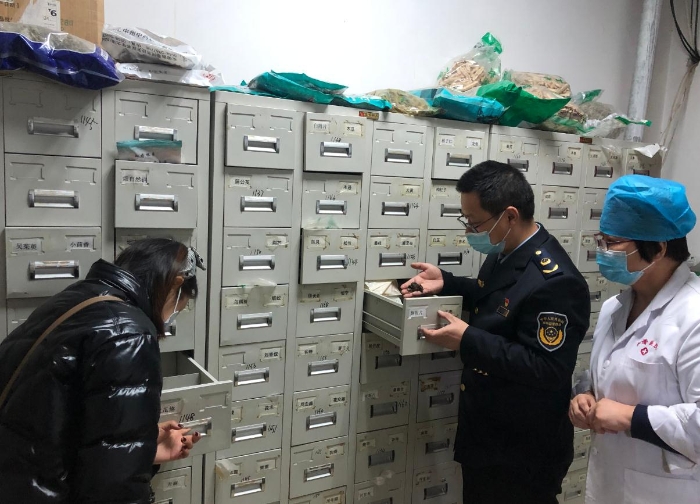 圖為庫爾勒市執(zhí)法人員對中藥材進行檢查。