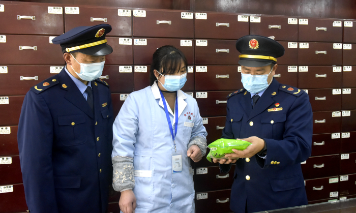 圖為龍?zhí)舵?zhèn)執(zhí)法人員檢查中藥飲片是否霉?fàn)€變質(zhì)。