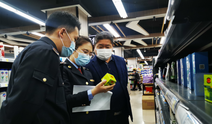 圖為執(zhí)法人員在化妝品銷售現(xiàn)場(chǎng)進(jìn)行檢查。