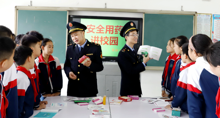 圖為3月14日，工作人員在給學(xué)生們講解安全用藥知識(shí)。