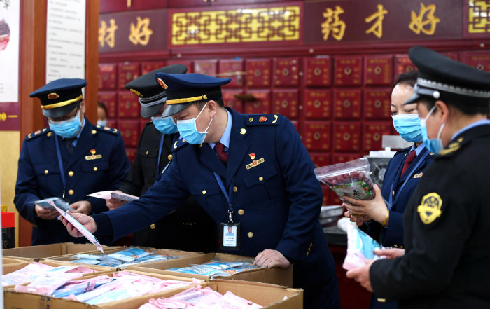圖為執(zhí)法人員在一家藥店檢查。