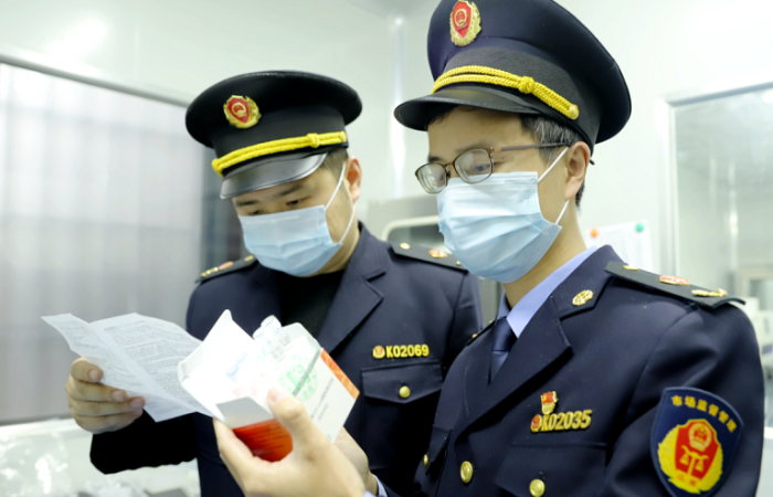 圖為執(zhí)法人員在一家檢測(cè)機(jī)構(gòu)檢查。