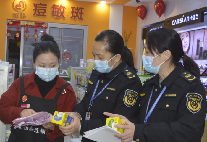 圖為執(zhí)法人員在化妝品經(jīng)營單位檢查。