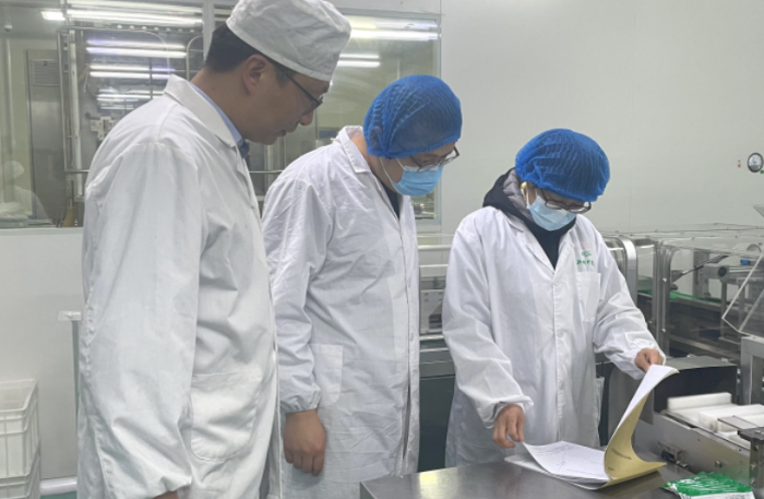 圖為執(zhí)法人員在一家藥品生產企業(yè)抽樣檢查。