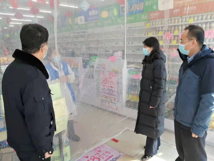 圖為吉林省藥監(jiān)局黨組成員、副局長藍(lán)翁弛（中），藥品安全總監(jiān)李金波檢查藥店疫情防控情況。