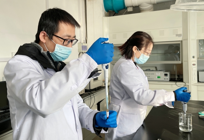 圖為檢驗人員檢驗防護用品環(huán)氧乙烷殘留項目。