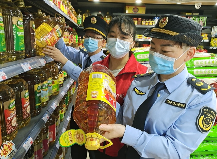 圖為執(zhí)法人員正在一商店檢查食品。