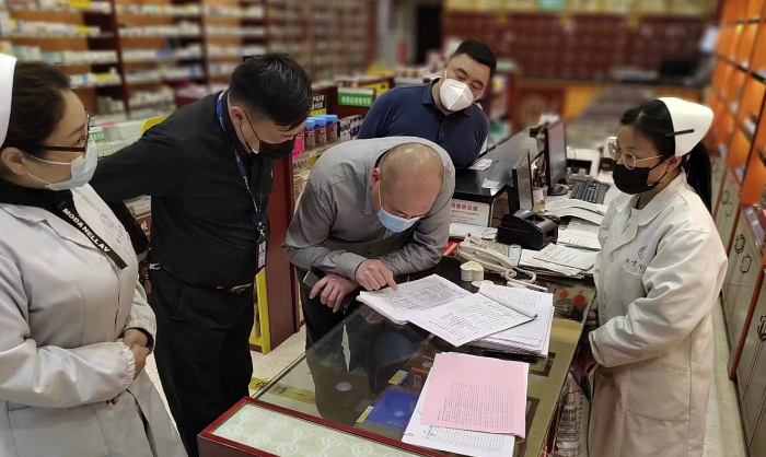 圖為五一假期期間檢查組檢查轄區(qū)零售藥店。