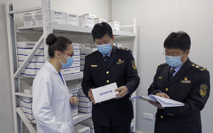 圖為檢查人員對山東博科診斷科技有限公司進(jìn)行檢查。