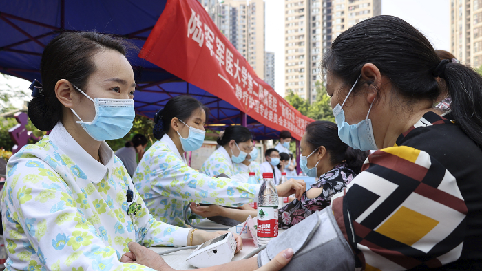 圖為活動中護士為市民做公益體檢。