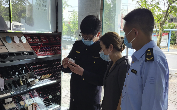 圖為執(zhí)法人員在化妝品經(jīng)營(yíng)門(mén)店檢查。