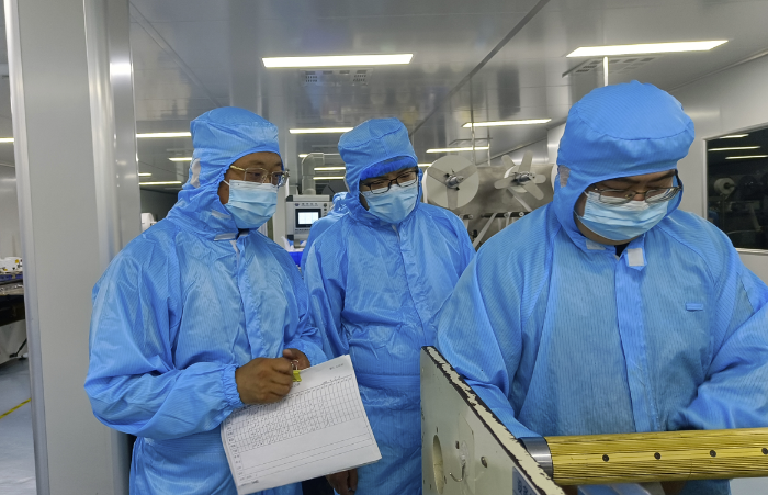 圖為第三分局執(zhí)法人員在一家無菌敷貼類醫(yī)療器械企業(yè)檢查潔凈車間。